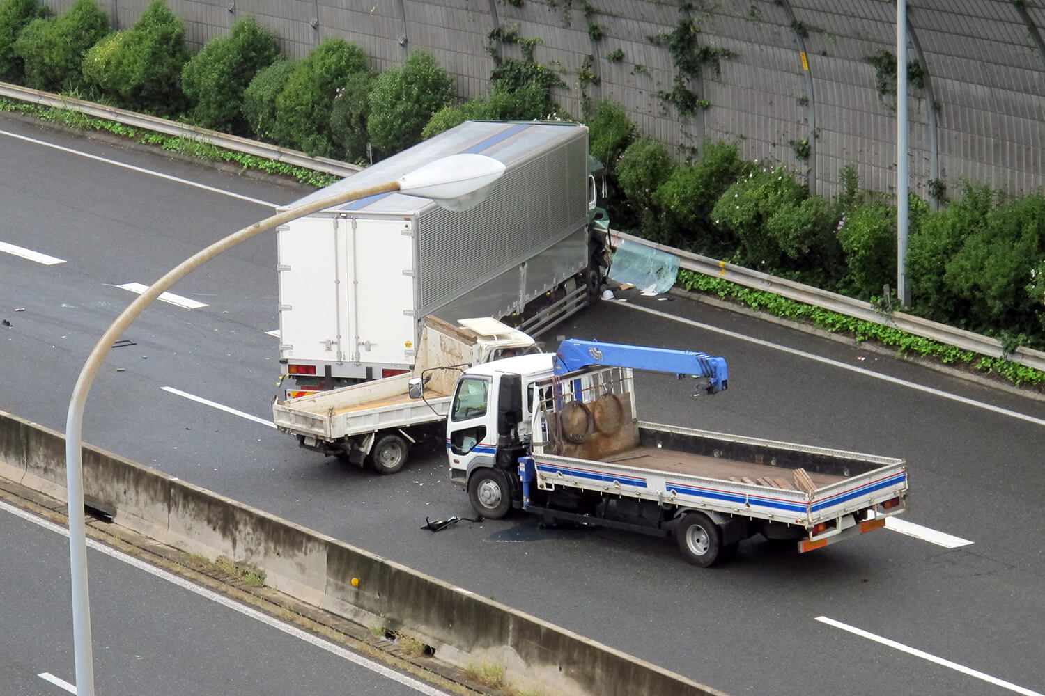 トラックの事故のビジュアルイメージ