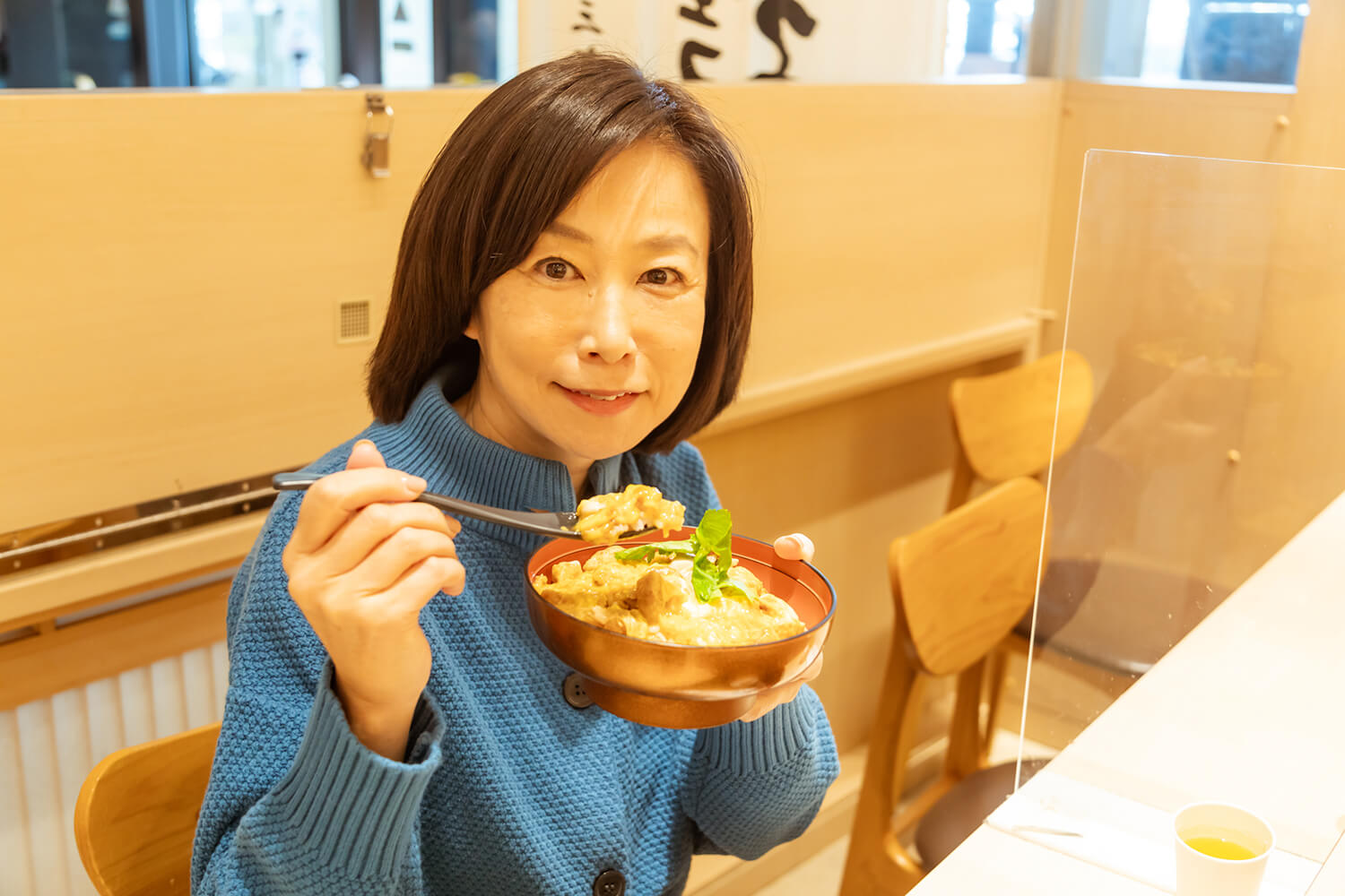 親子丼で朝食を摂る飯田裕子さん