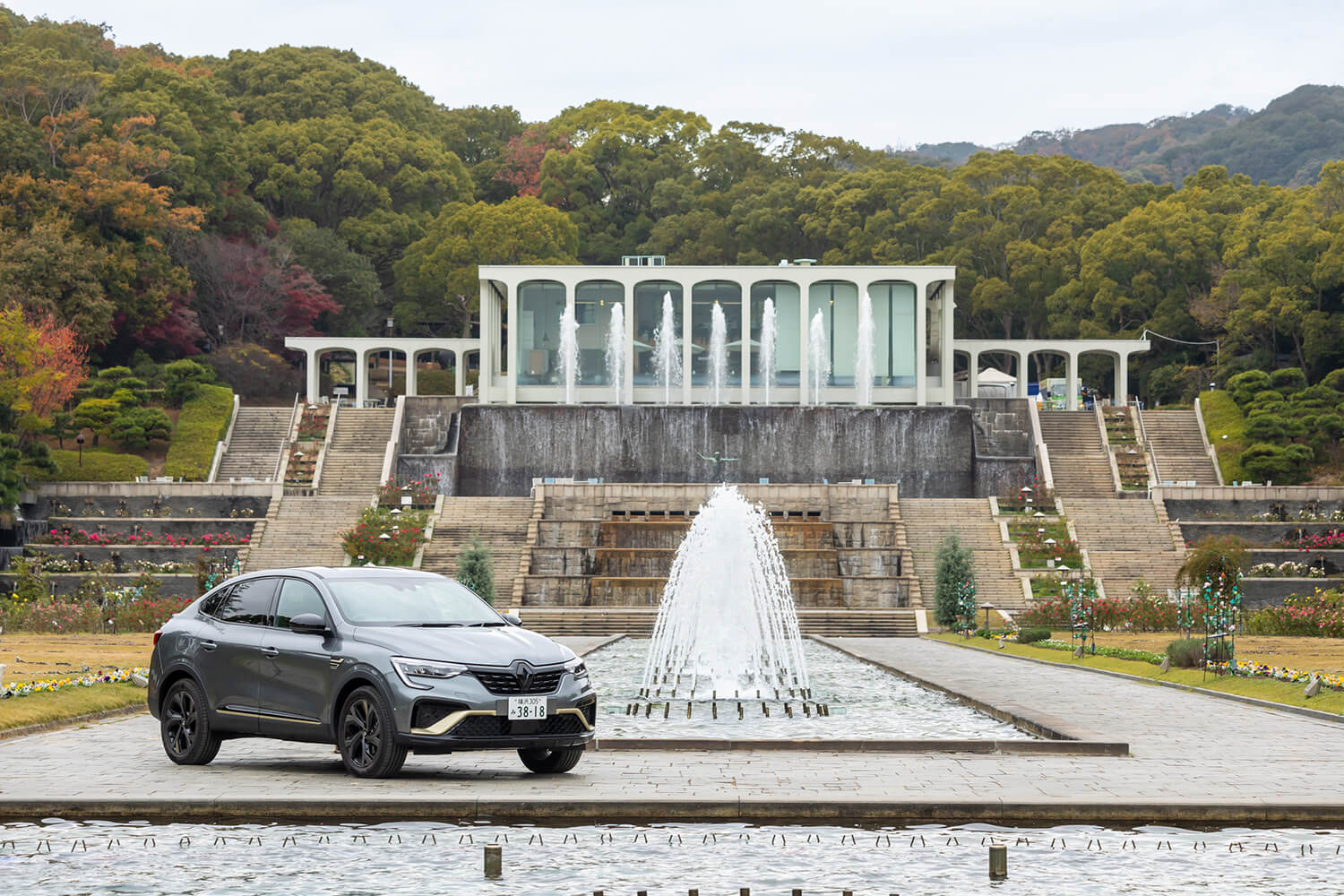 須磨離宮公園の噴水広場とルノー・アルカナE-TECHエンジニアード