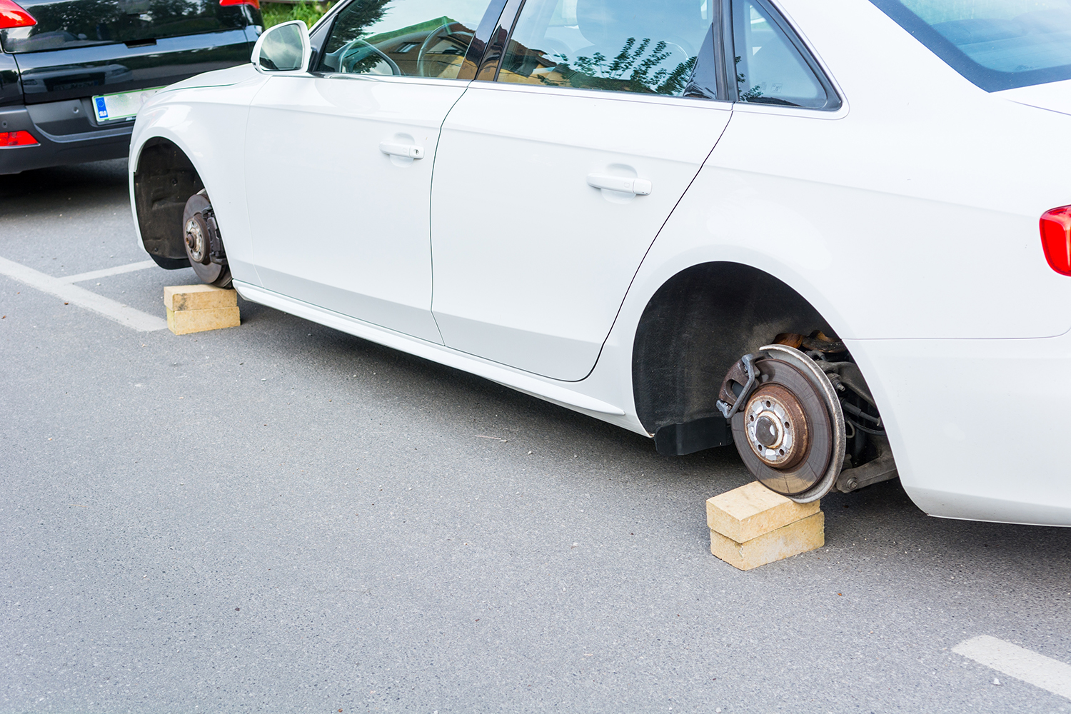 ホイールを盗まれた車両