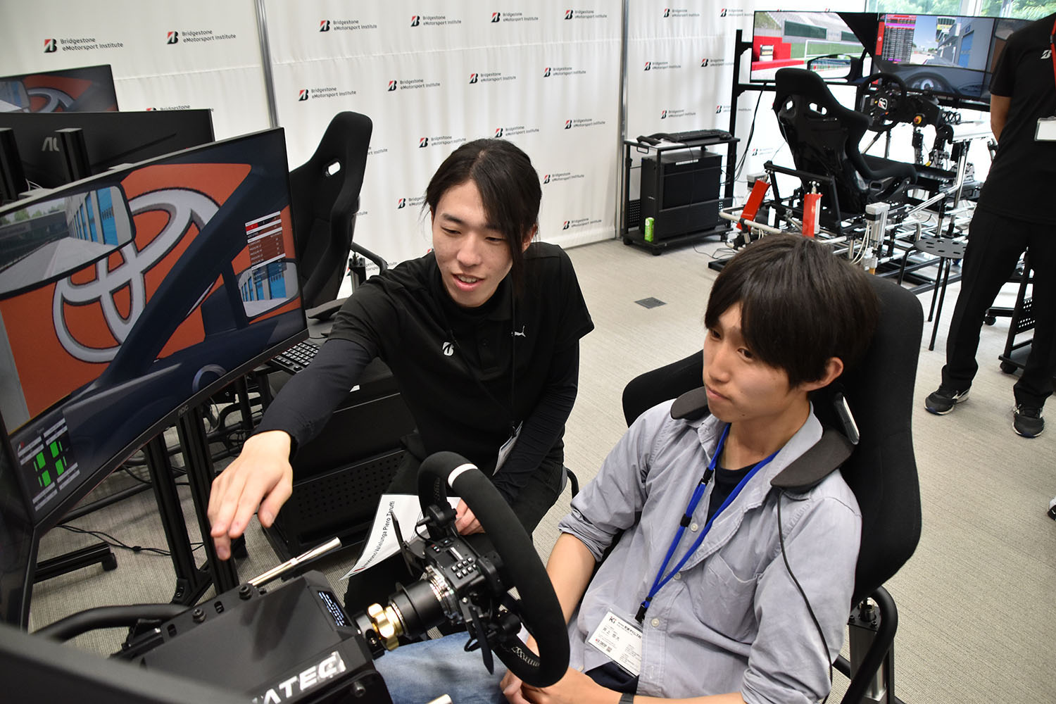 超本格的ドライビングシミュレーターを使った「Bridgestone eMotorsport Institute」 〜 画像1