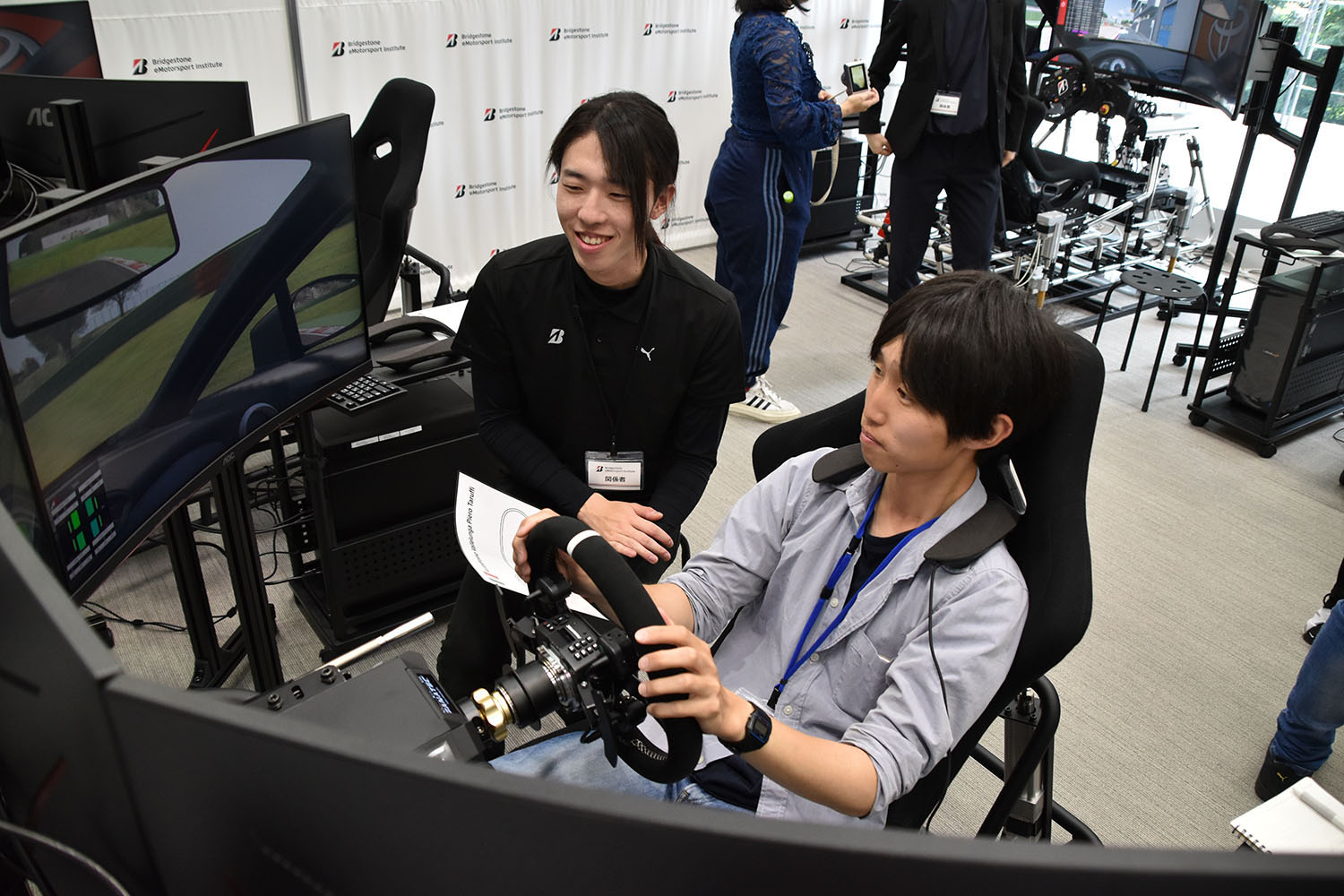 超本格的ドライビングシミュレーターを使った「Bridgestone eMotorsport Institute」 〜 画像2