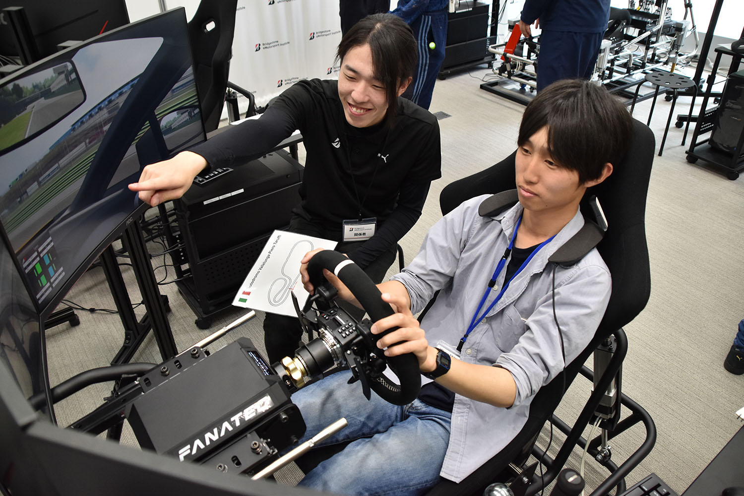 超本格的ドライビングシミュレーターを使った「Bridgestone eMotorsport Institute」 〜 画像3