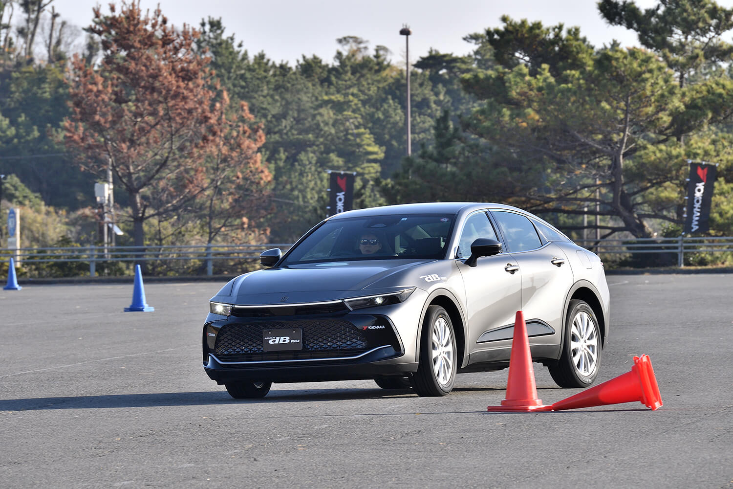 トヨタ・クラウンクロスオーバーの走行シーン