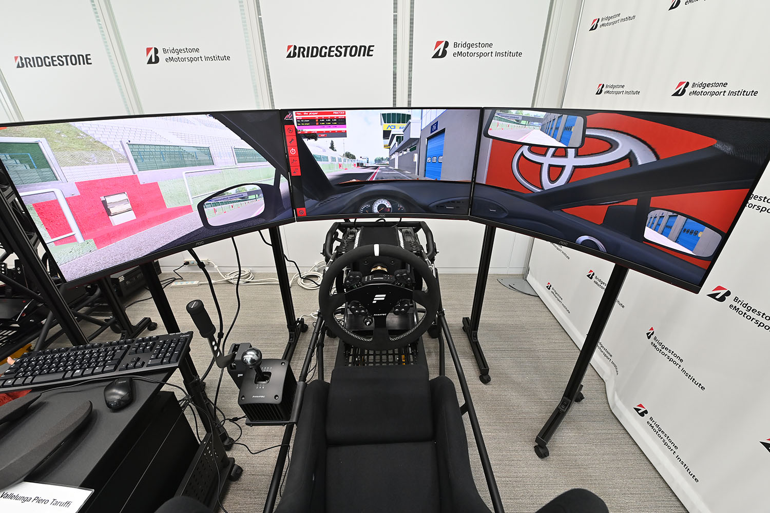 超本格的ドライビングシミュレーターを使った「Bridgestone eMotorsport Institute」 〜 画像4