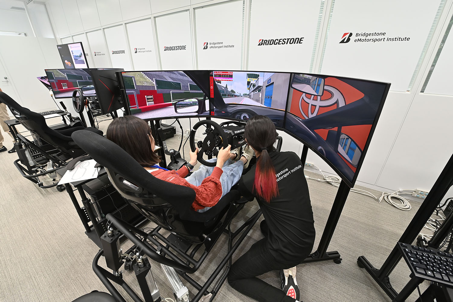 超本格的ドライビングシミュレーターを使った「Bridgestone eMotorsport Institute」 〜 画像7