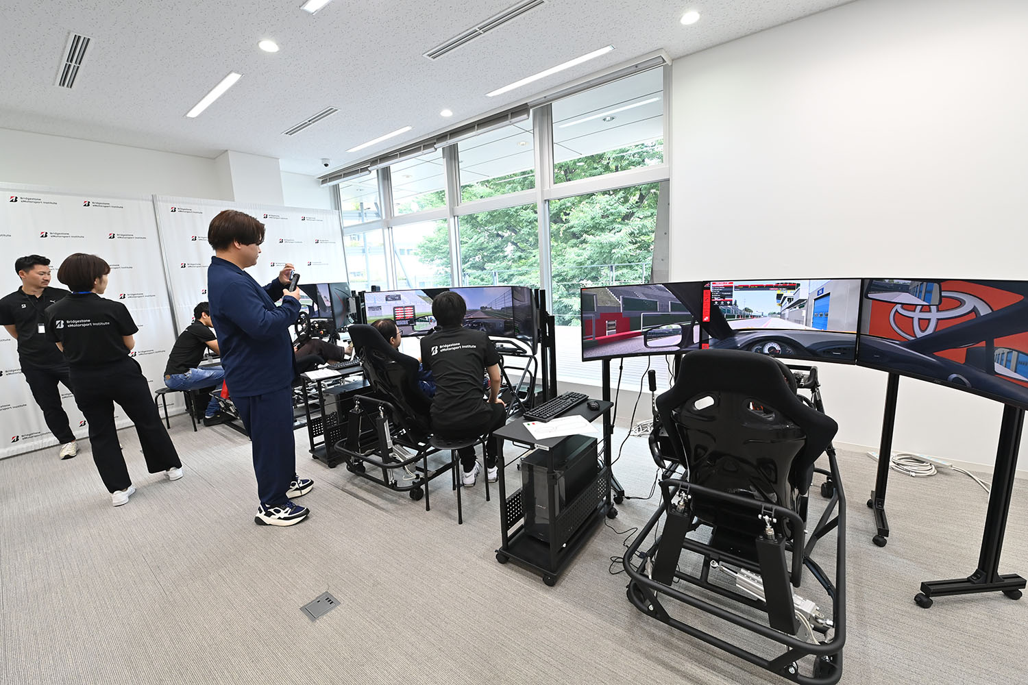 超本格的ドライビングシミュレーターを使った「Bridgestone eMotorsport Institute」 〜 画像9