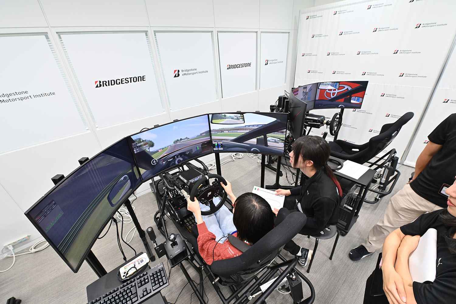 超本格的ドライビングシミュレーターを使った「Bridgestone eMotorsport Institute」 〜 画像14