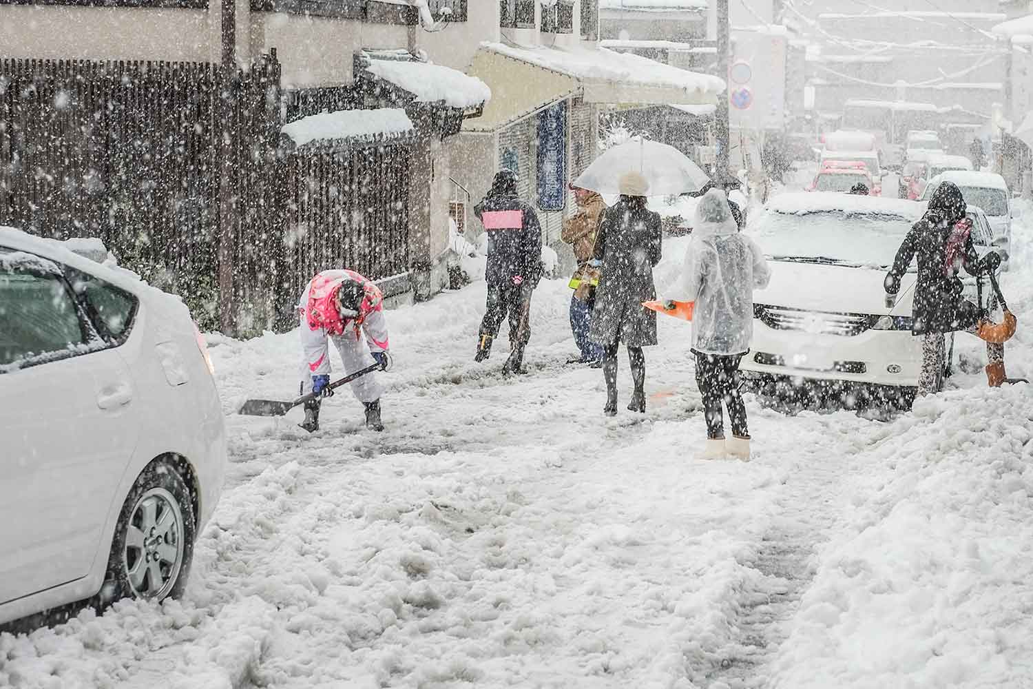 雪で立ち往生したクルマのイメージ写真 〜 画像2