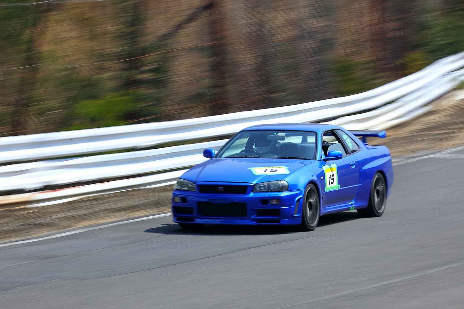 サーキット走行する日産スカイラインGT-R（R34）