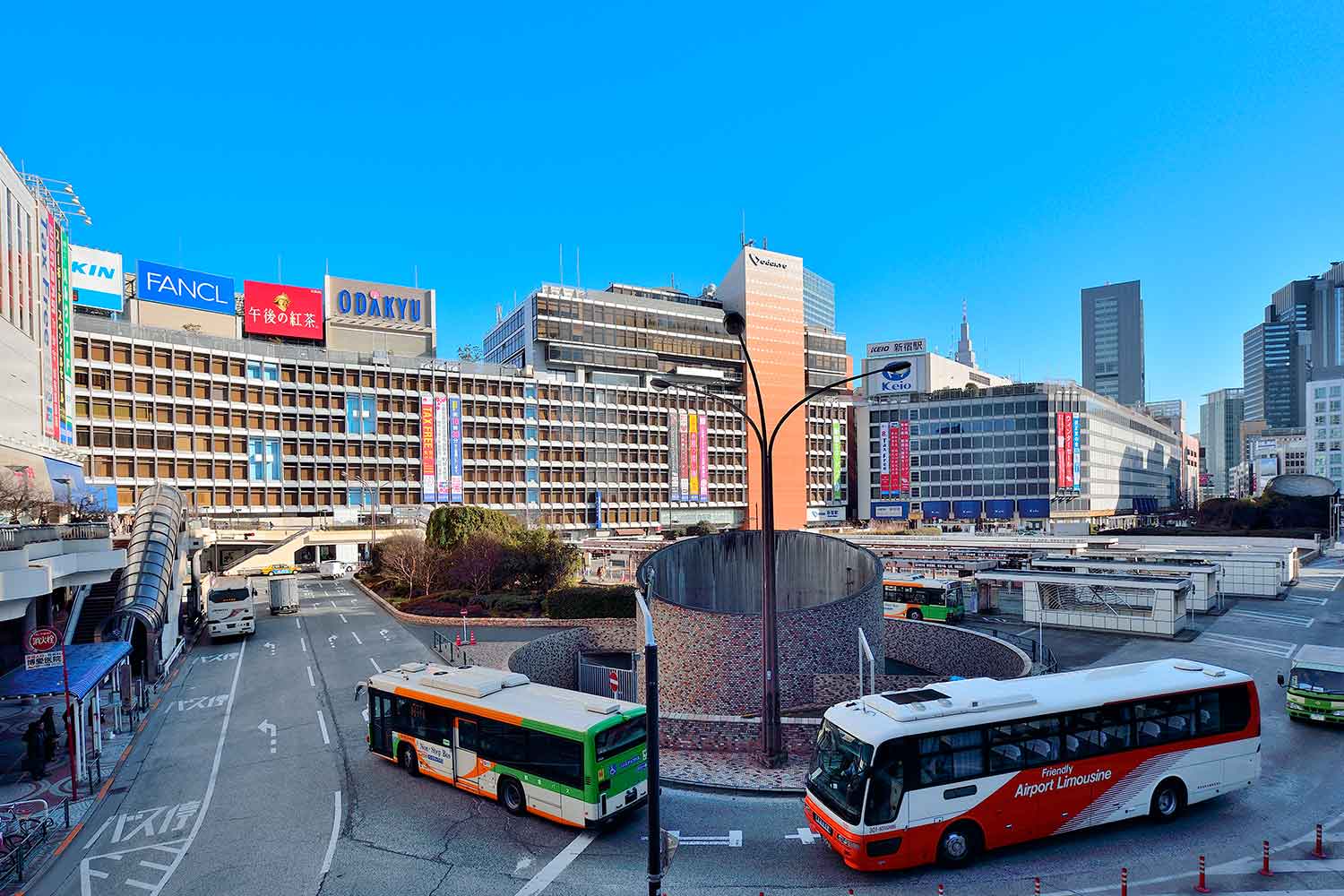 都市部の駅前にはインバウンド客向けの違法な白バスが溢れていた 〜 画像6