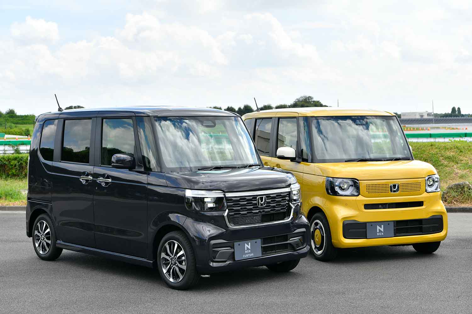 ホンダN-BOXとN-BOXカスタム（3代目）の2台並び 〜 画像1