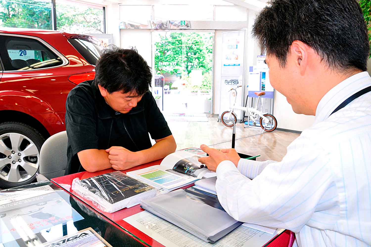 自動車ディーラーでの商談のイメージ 〜 画像2