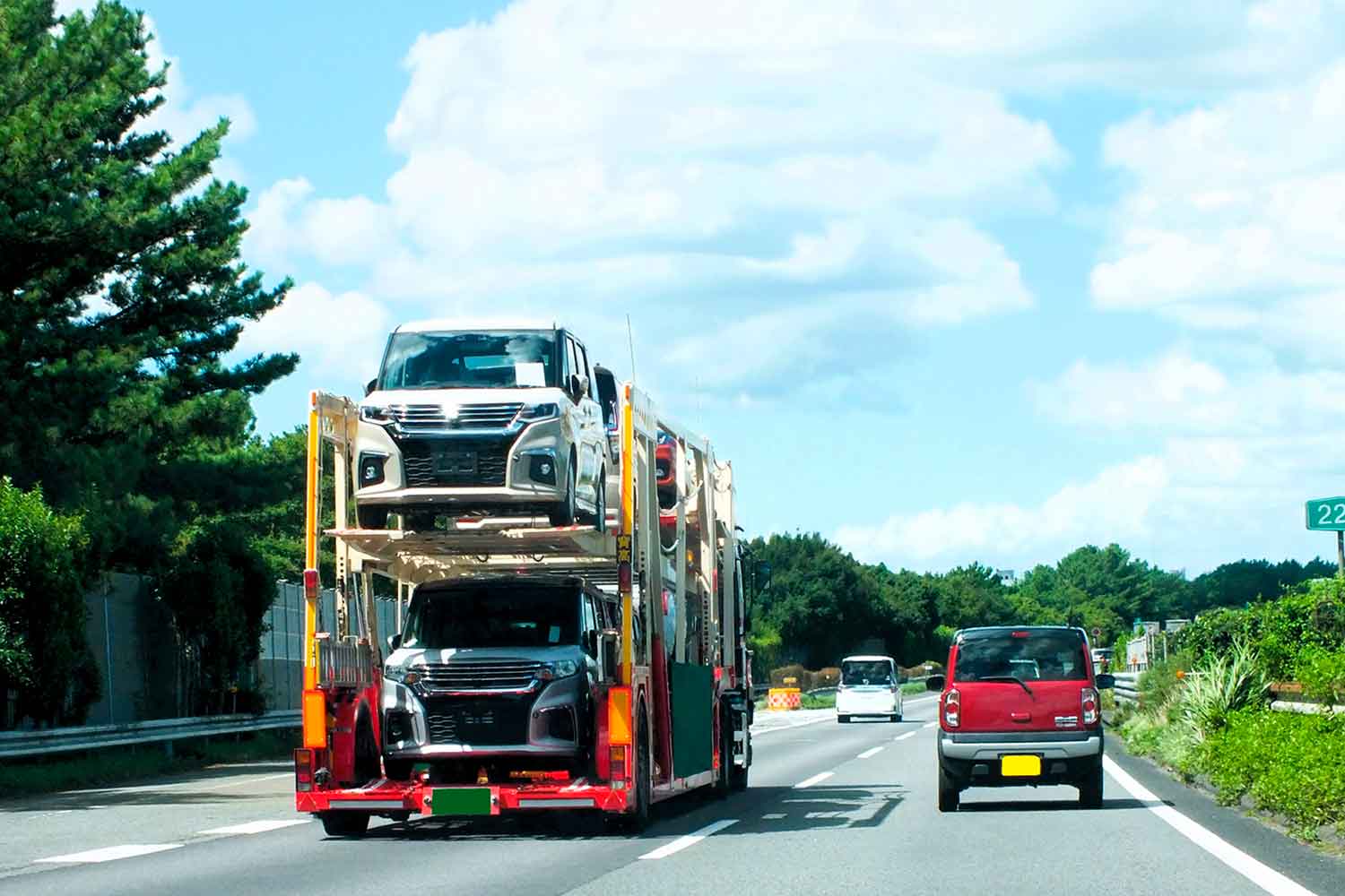 新車を陸送するキャリアカー