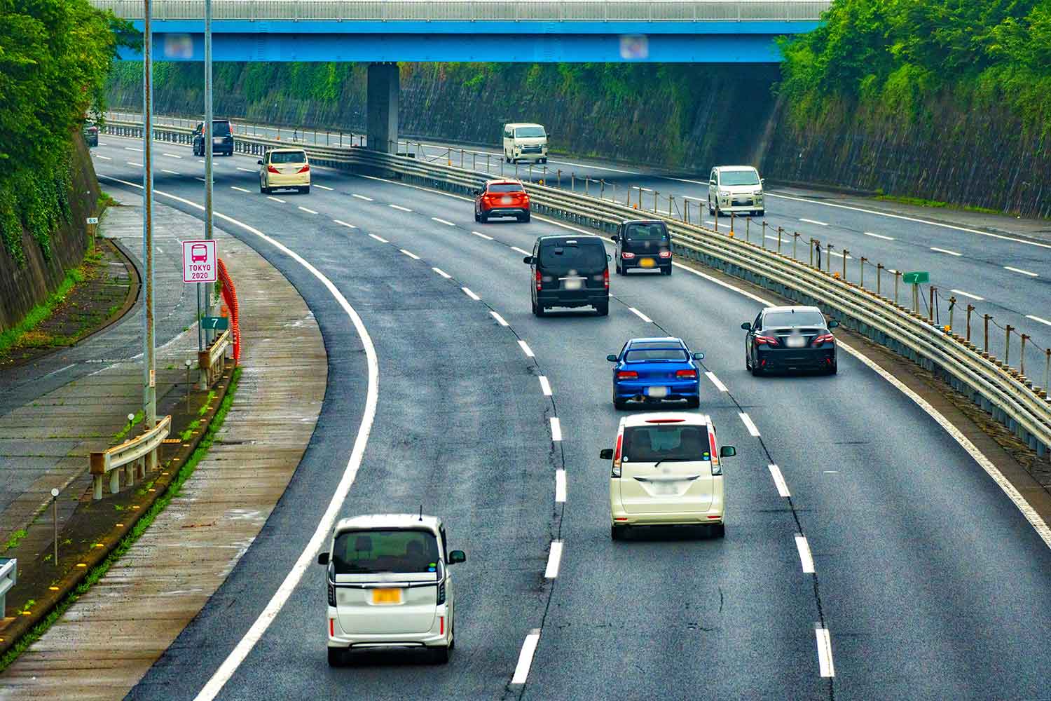 片側3車線の高速道路のイメージ写真