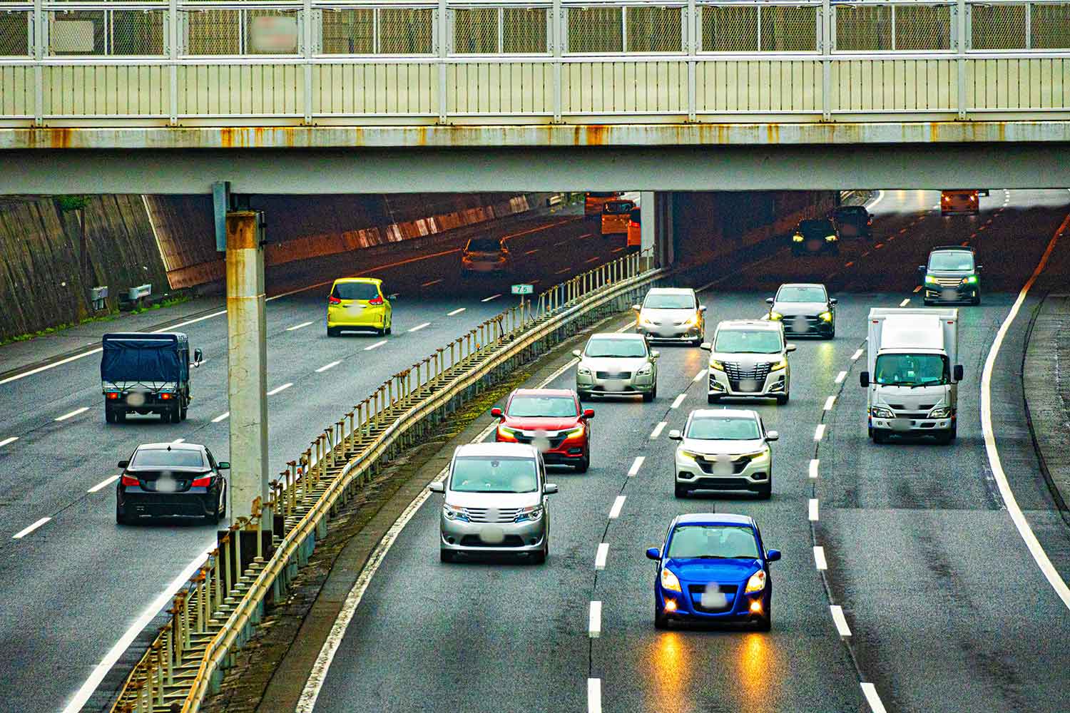 片側3車線の高速道路のイメージ写真