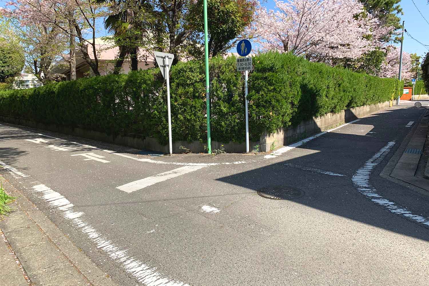 住宅街の丁字路のイメージ写真 〜 画像1