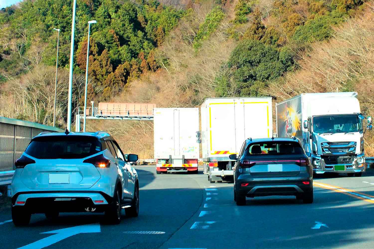 先行車の後ろで合流しようとするクルマ 〜 画像6