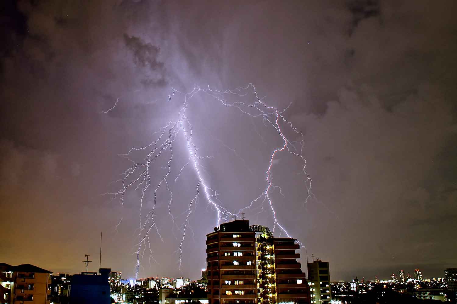 高層ビルに落雷しているイメージ写真