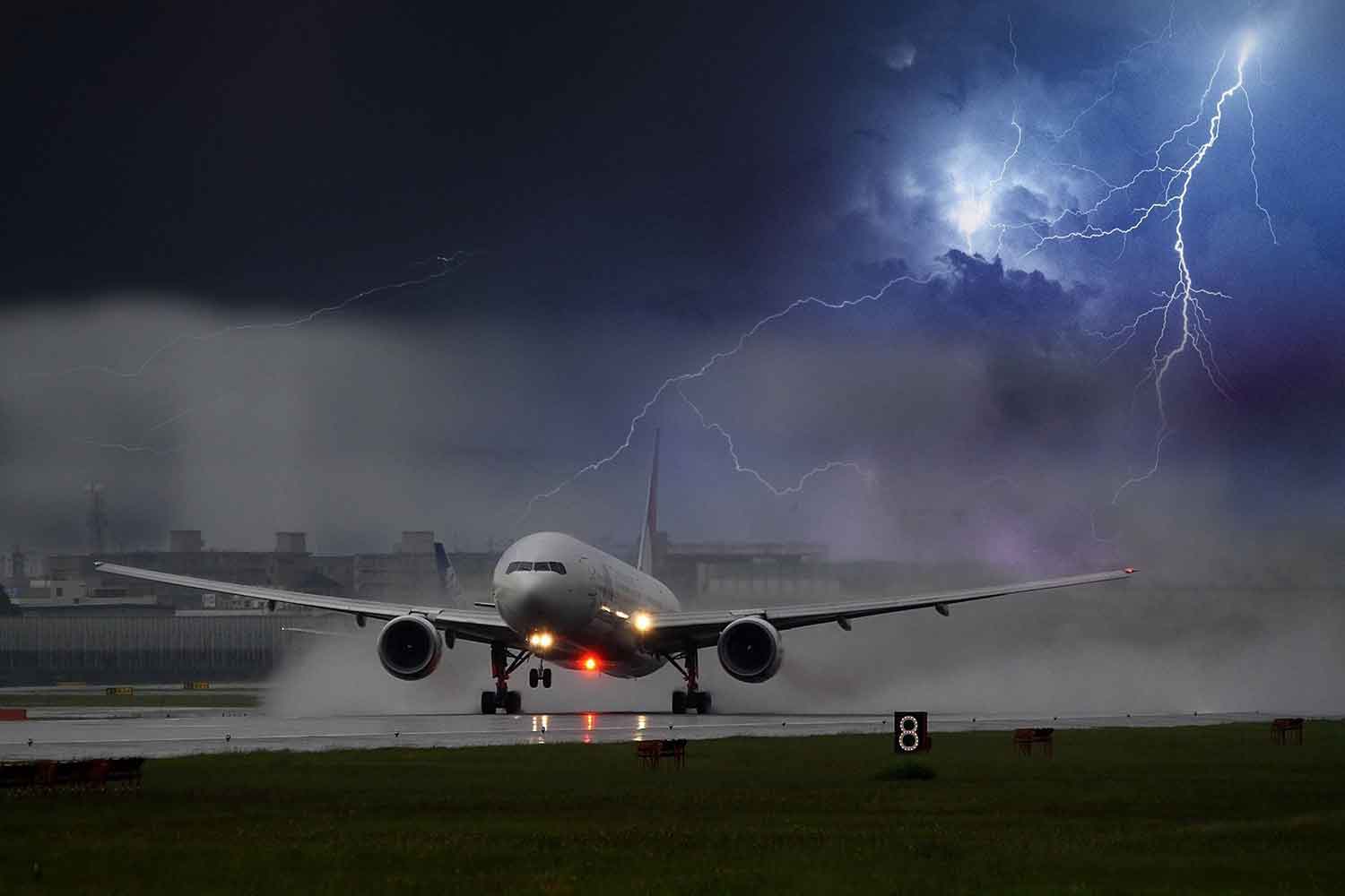 飛行機への落雷のイメージ写真 〜 画像3