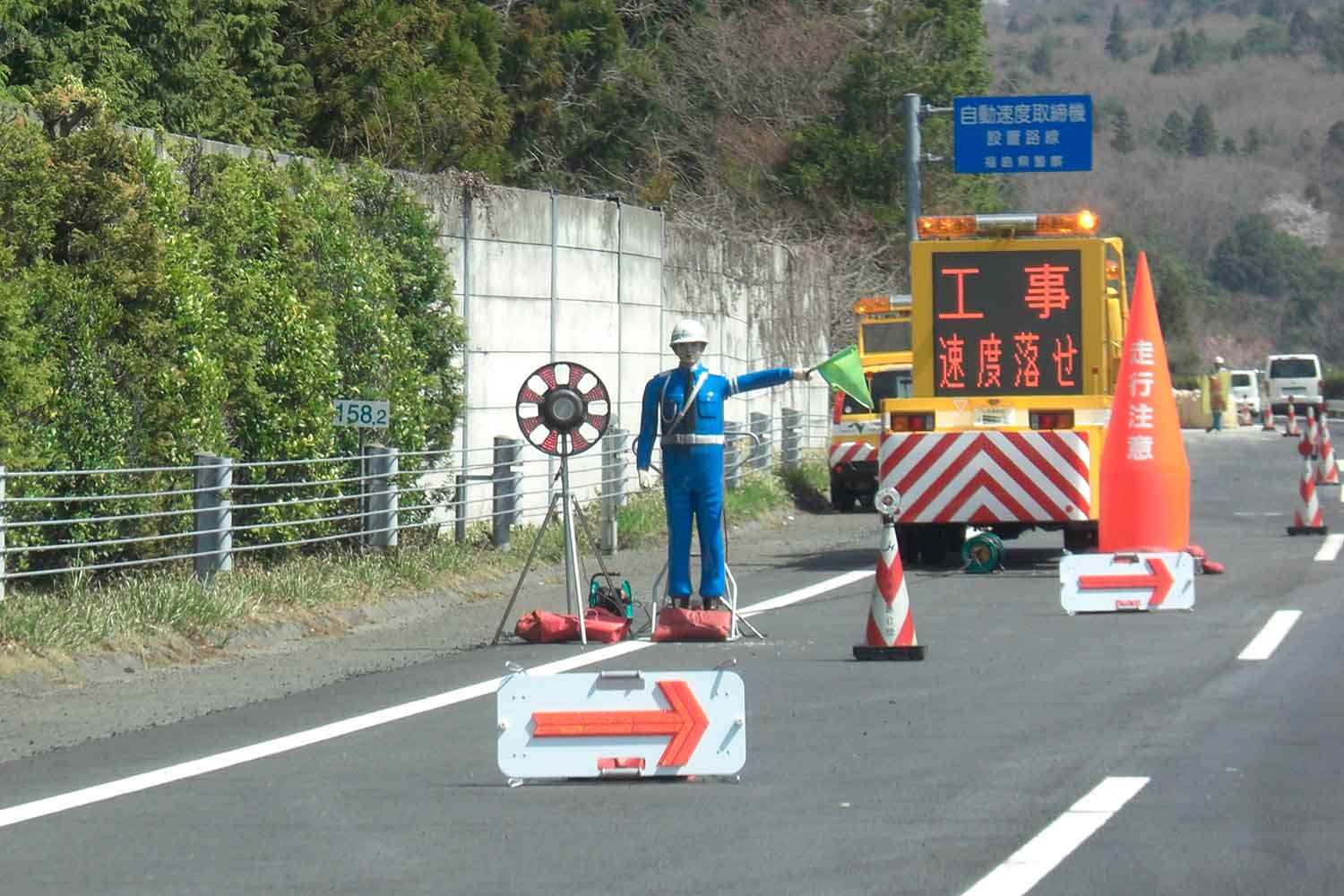 人形タイプの旗振り機のイメージ写真