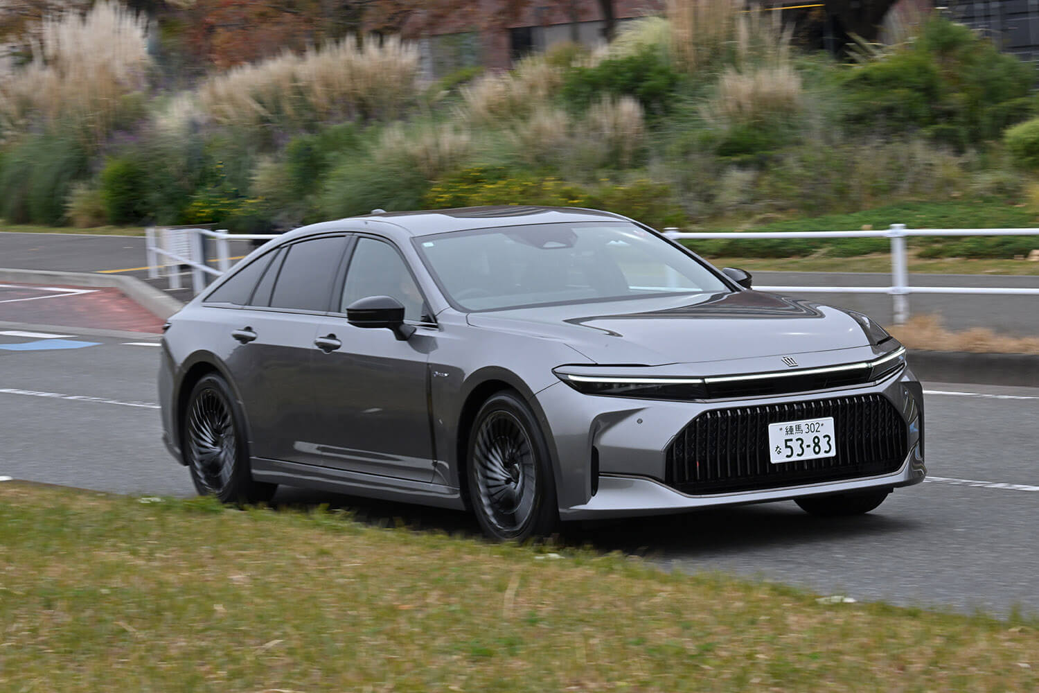 トヨタ・クラウンセダンHEVの走行シーン 〜 画像109