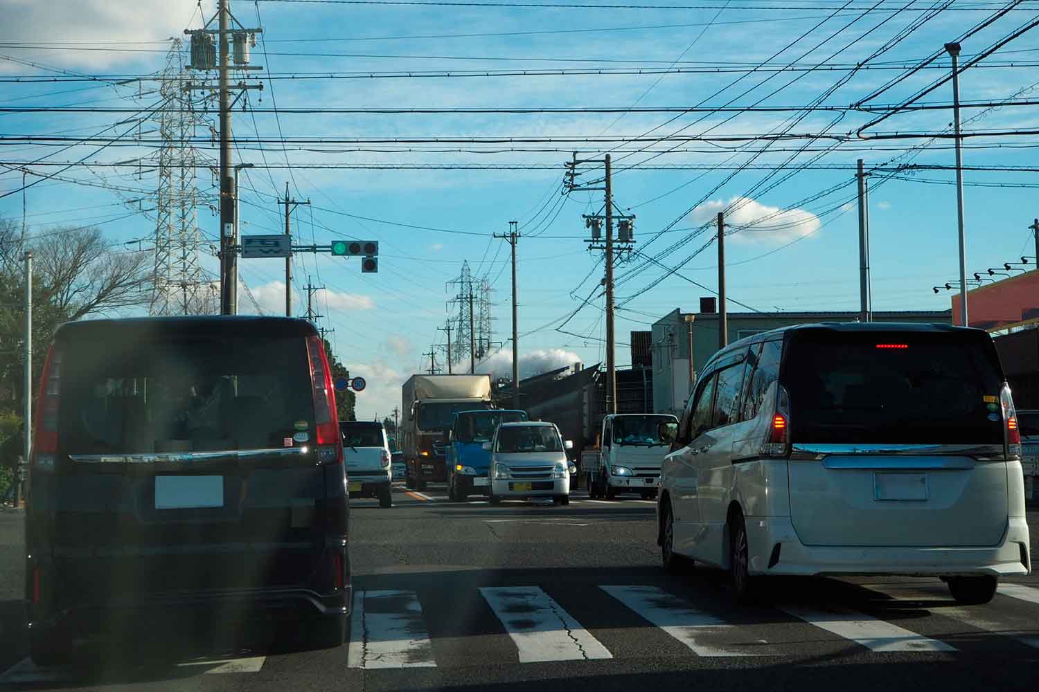 交差点で右折する車両 〜 画像6