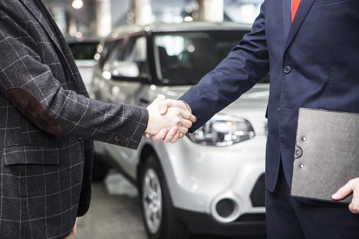 新車購入の商談がまとまったイメージ