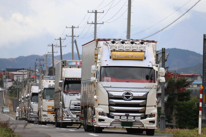 仕事車を飾る理由って何？　所有トラックが「デコトラ」な運送会社を直撃した