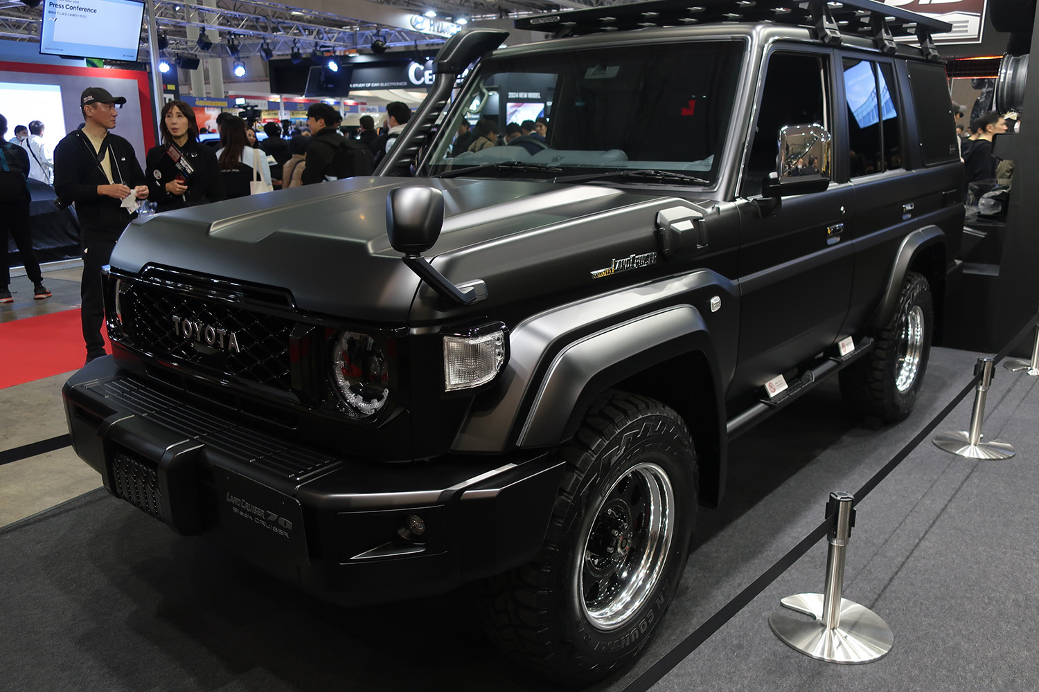 「LAND CRUISER BASE CUSTOM Black CRUISER 70」のフロントスタイリング