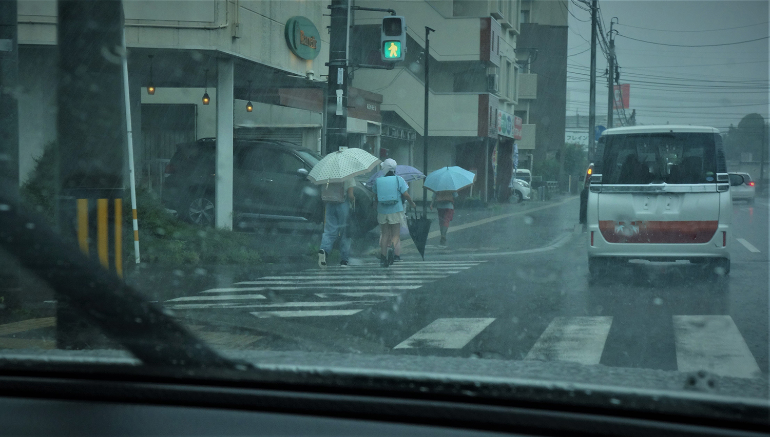 通学路を歩く小学生