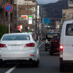 【画像】路駐車を避けるために「ちょっと車線をはみ出す」クルマ！　ウインカーは出すべきなのか警察の回答は？ 〜 画像1