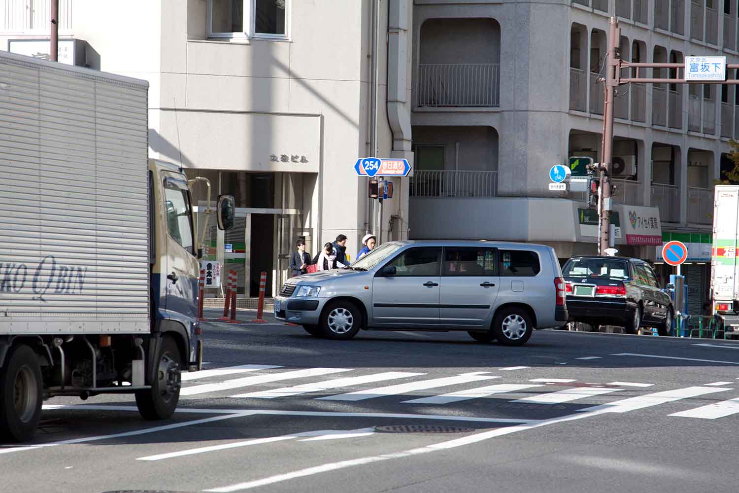 対向車との間を縫って右折するクルマ