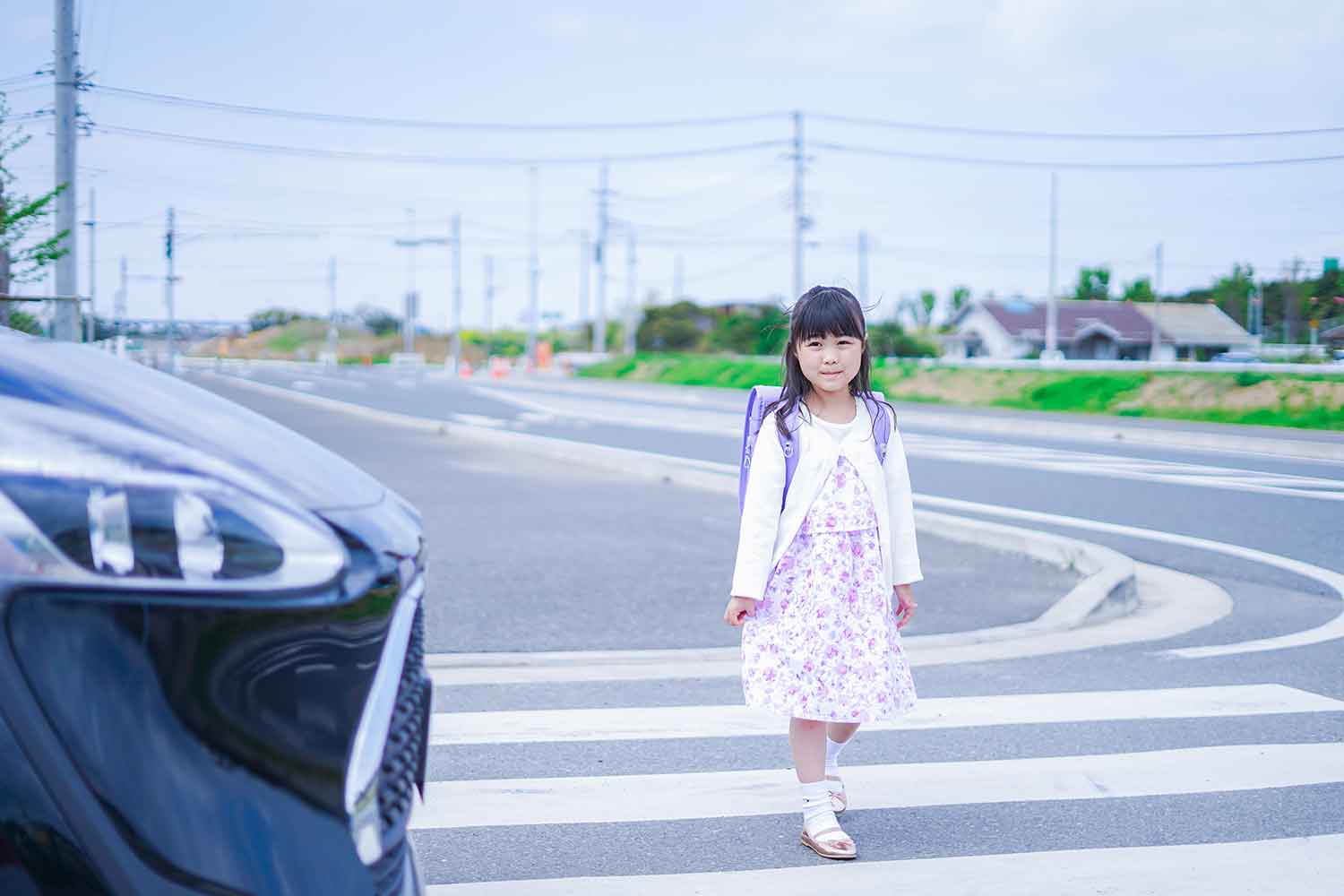 横断歩道を渡る小学生