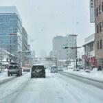 たまに雪が降る地域のノリのまま行くとやらかす可能性大！　冬の降雪地域をドライブするときの要注意ポイント５つ