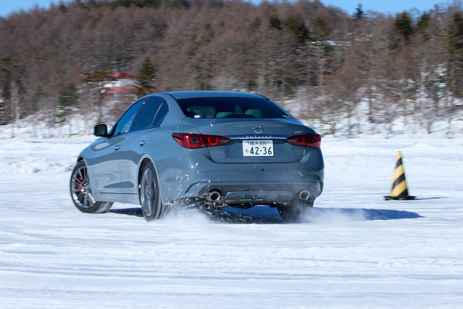 雪道を走る日産スカイライン（13代目）