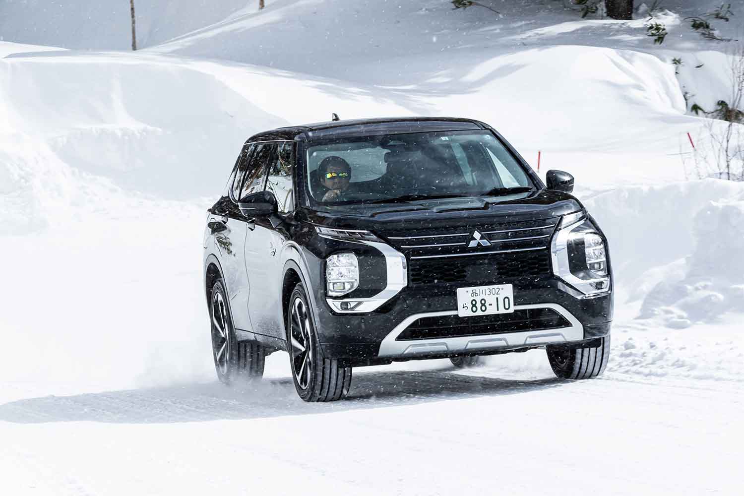 雪道を走る三菱アウトランダーPHEV（3代目）