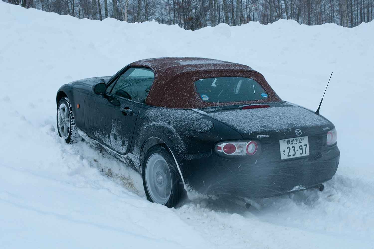 雪道でスタックしているマツダ・ロードスター（NC） 〜 画像6