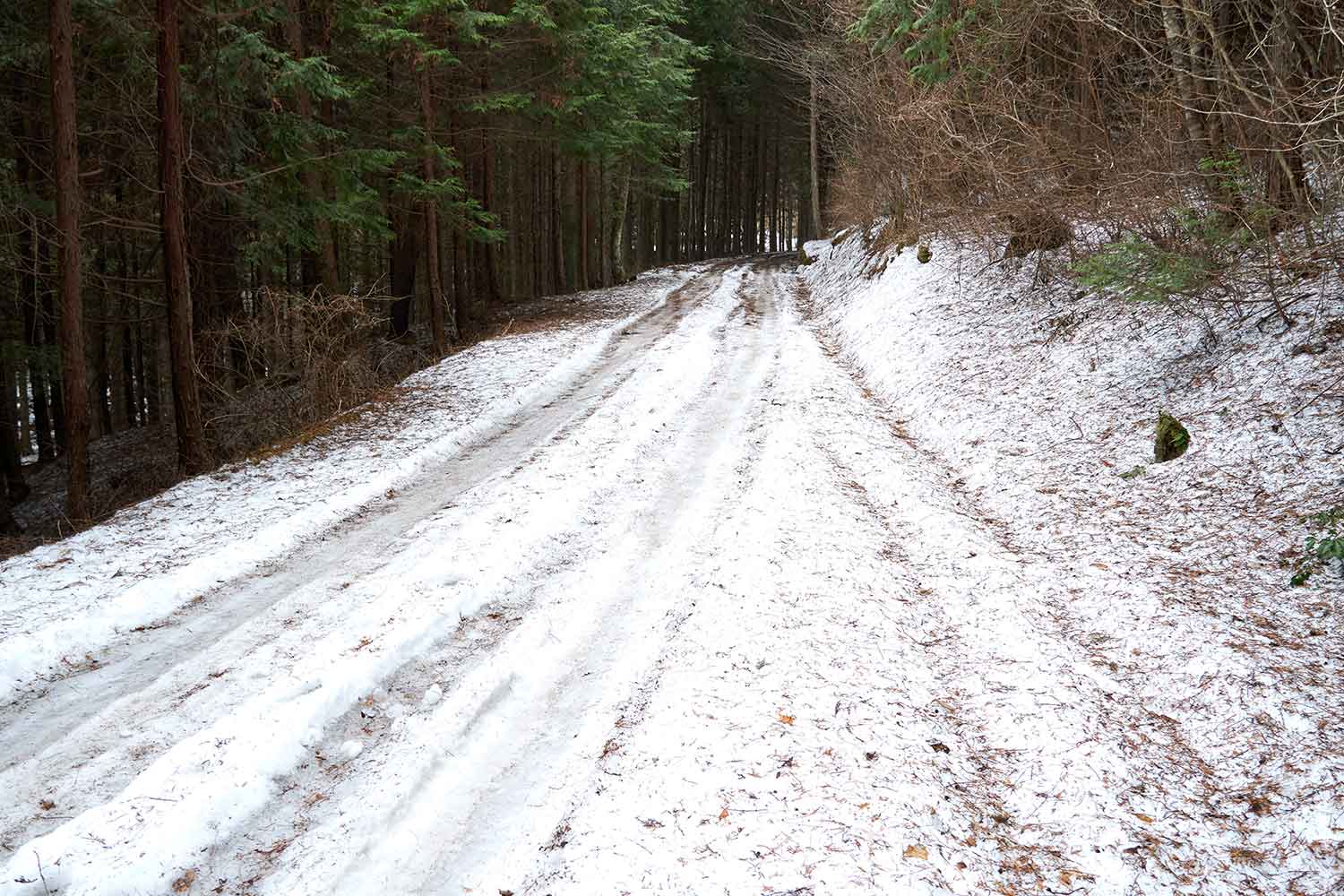 積雪した山の坂道のイメージ 〜 画像7