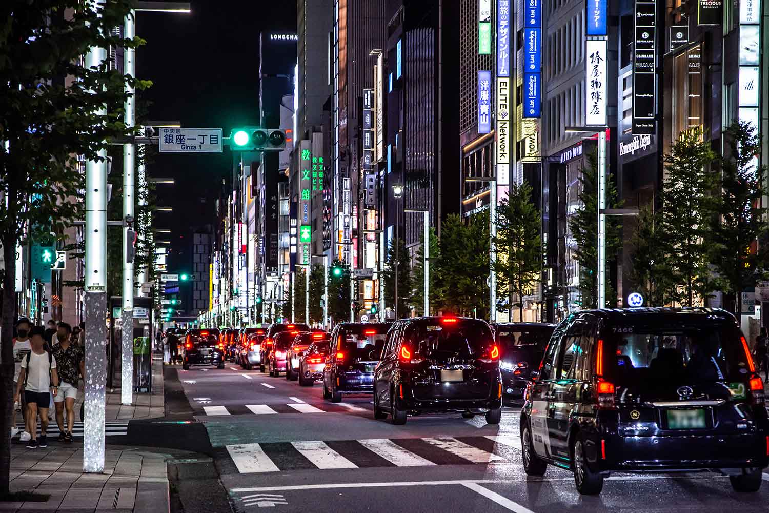 夜の銀座の街並み