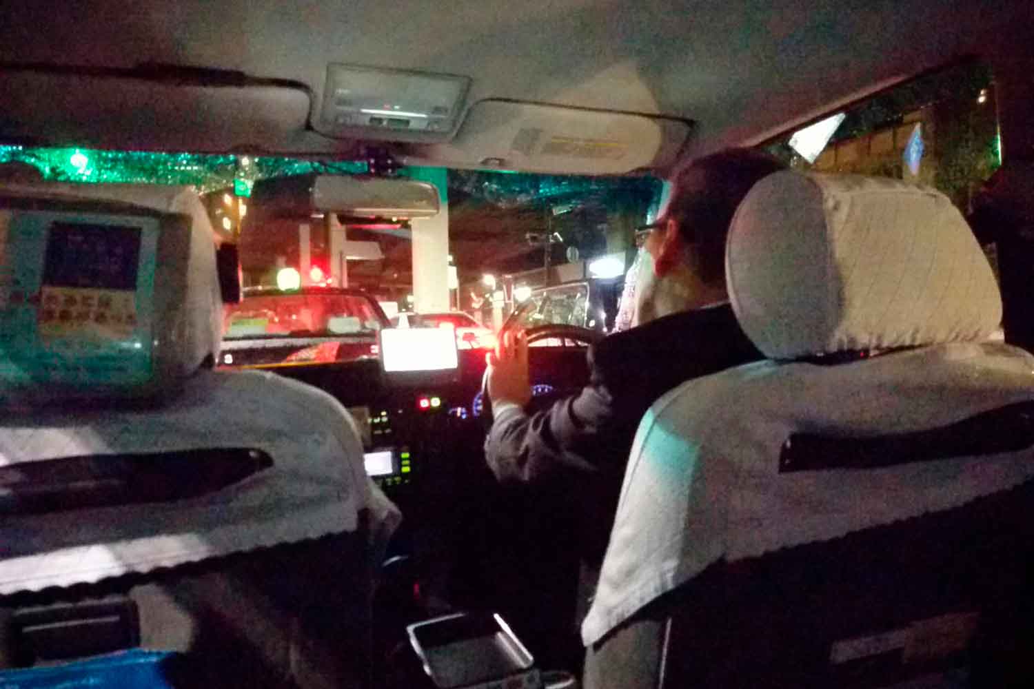 夜間運行するタクシーの車内 〜 画像6