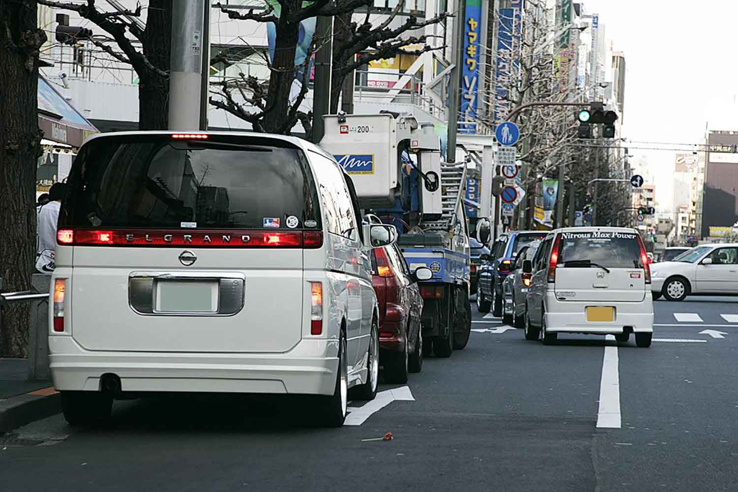 路駐のクルマの追い越しをするクルマ 〜 画像5