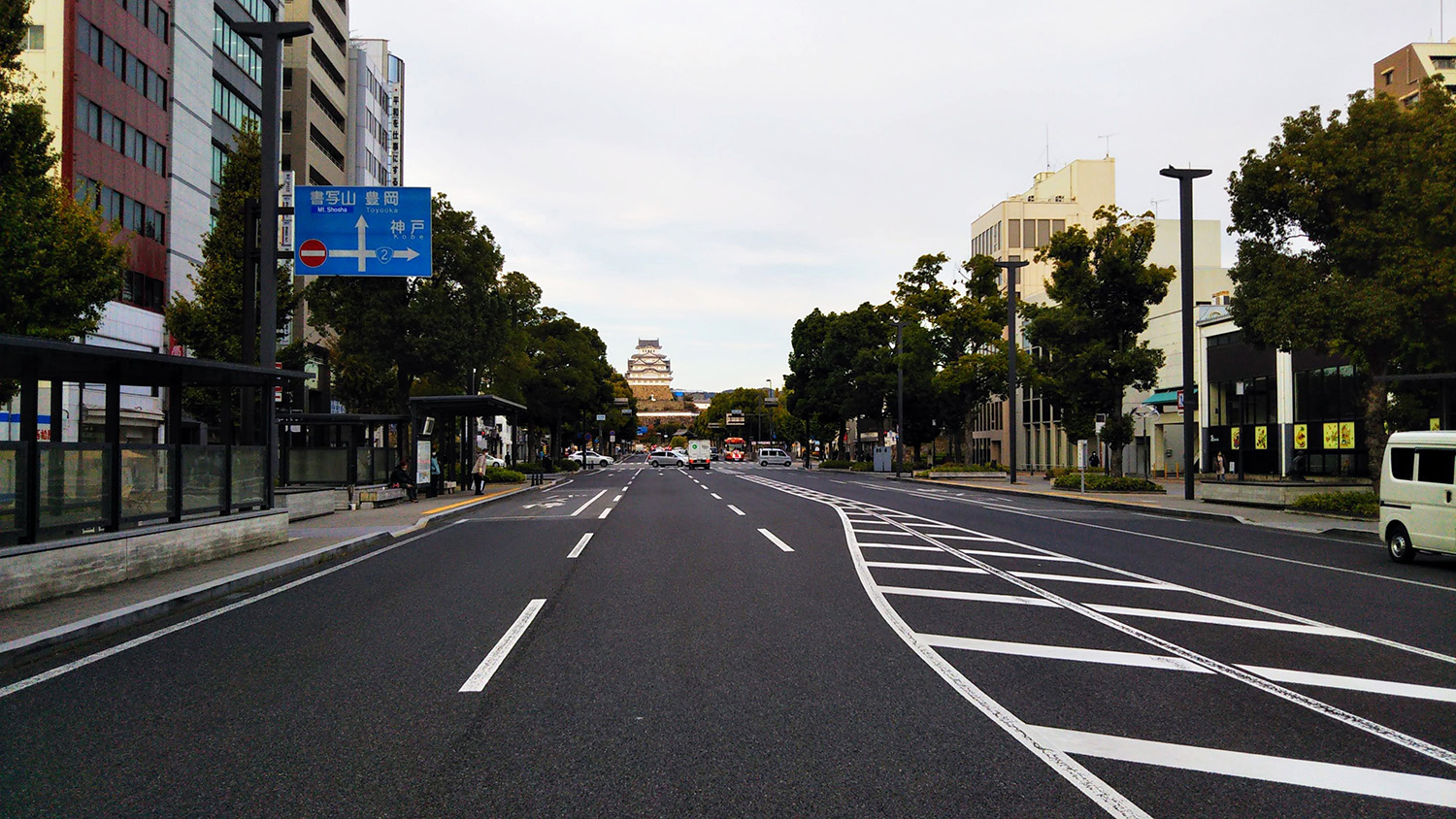 姫路城前の道路