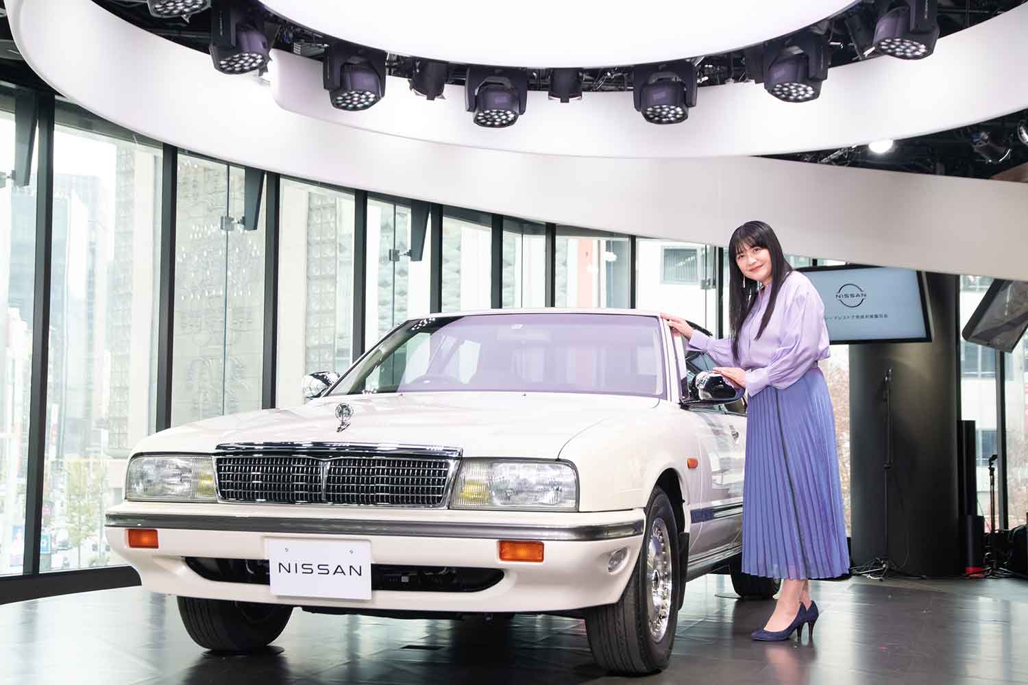 俳優の伊藤かずえさんと1990年式の日産シーマ