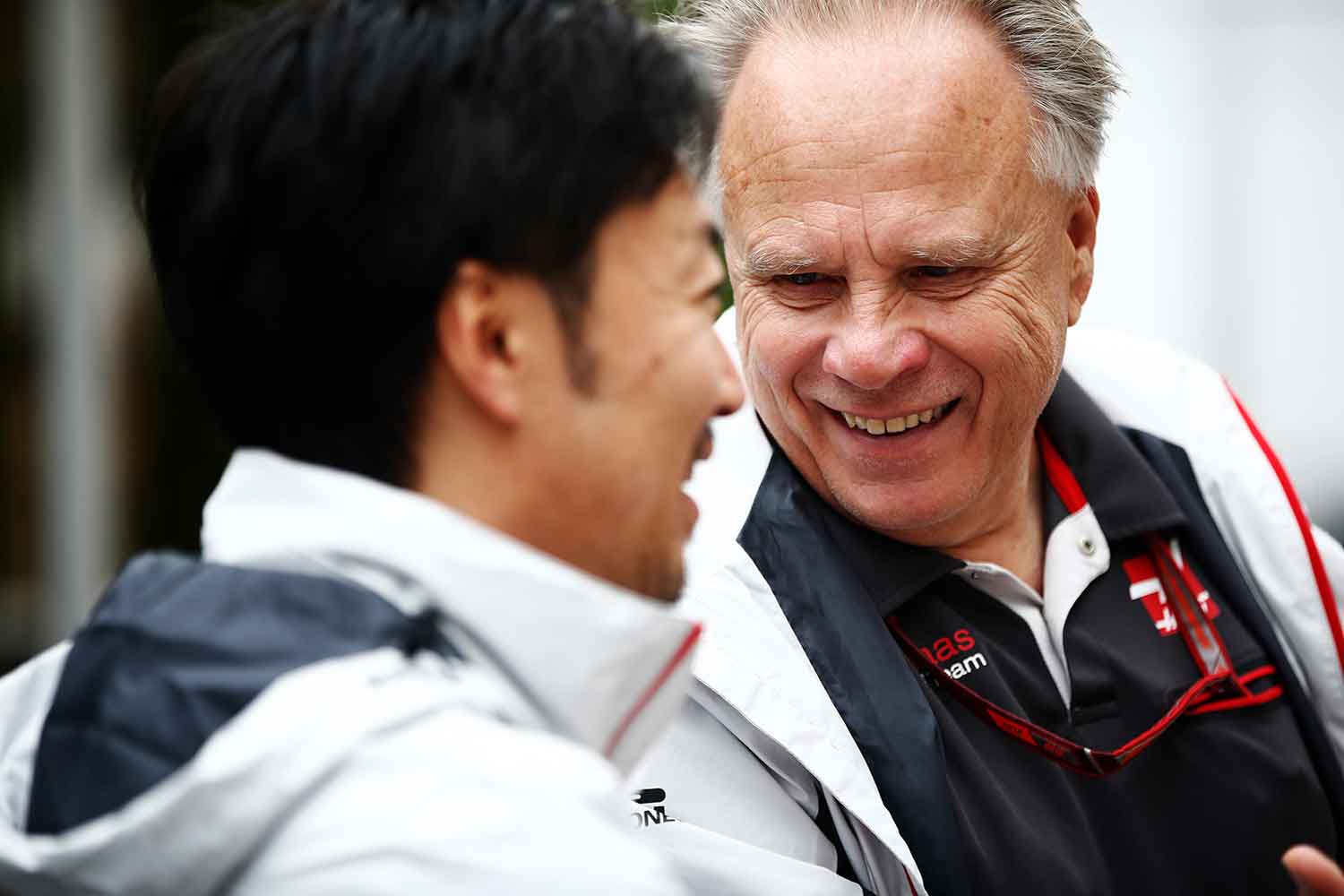 小松礼雄さんと会話しているハースF1チームオーナーのジーン・ハース氏