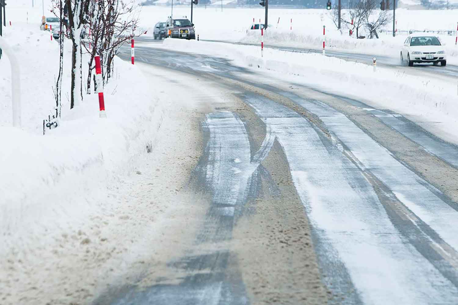 雪道の融雪剤を撒いた後の道路 〜 画像3