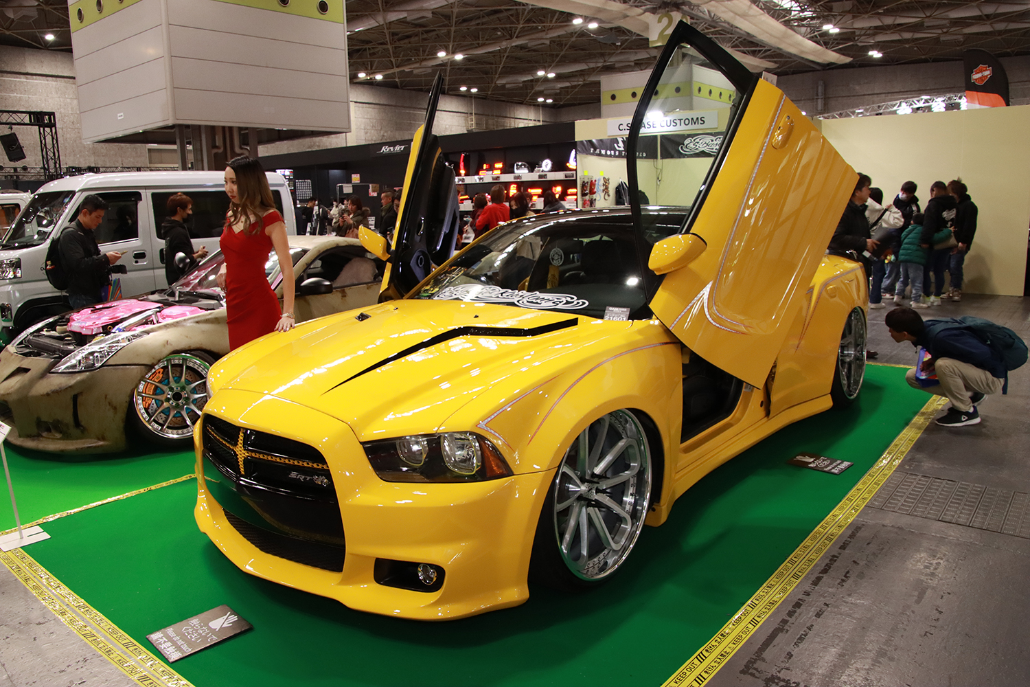 大阪オートメッセ2024でC.S.BASE CUSTOMSが展示したダッジ・チャージャーSRT8「MAD BEE」について解説