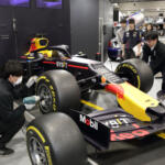 【画像】メカニック＝裏方の認識はもはや古い！　F1のタイヤ交換タイムを競う「レッドブル」のリアゲーに大人も夢中【大阪オートメッセ2024】 〜 画像10