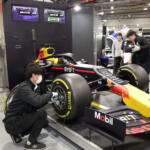 【画像】メカニック＝裏方の認識はもはや古い！　F1のタイヤ交換タイムを競う「レッドブル」のリアゲーに大人も夢中【大阪オートメッセ2024】 〜 画像6