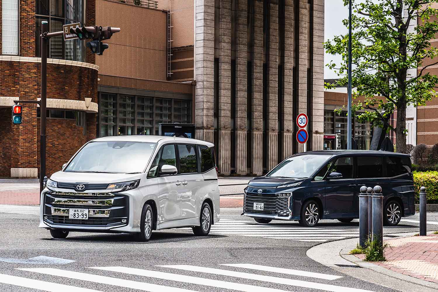 トヨタ・ノア（4代目）とヴォクシー（4代目）の走行写真 〜 画像8